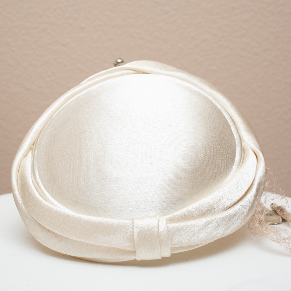 *SOLD* 💎Cream satin vintage 1950s fascinator hat with netting & Rhinestone Drop - Picture 9 of 12